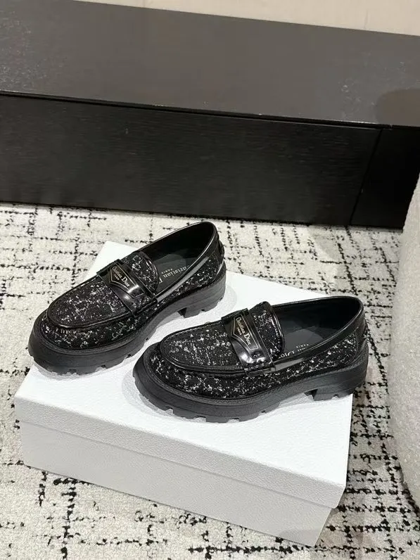 👟👟Ex-factory price 680👟👟 Dior 25/spring and summer new ultra-light loafers, new large soles and thick soles, the layout strives to create fashionable classic items, new products created at the first major show of Paris Fashion Week, the inspiration is cleverly combined with the perfect shoe shape by the D chief designer. Matched with brand buckles, it is more fashionable! Original version, perfect and exquisite workmanship!  ✔️Upper: imported open-edge beaded cowhide ✔️Inner lining: water-dyed cowhide ✔️Sole: IP foam outsole ✔️Size: #35-41 (40 41 customized items are not returnable)